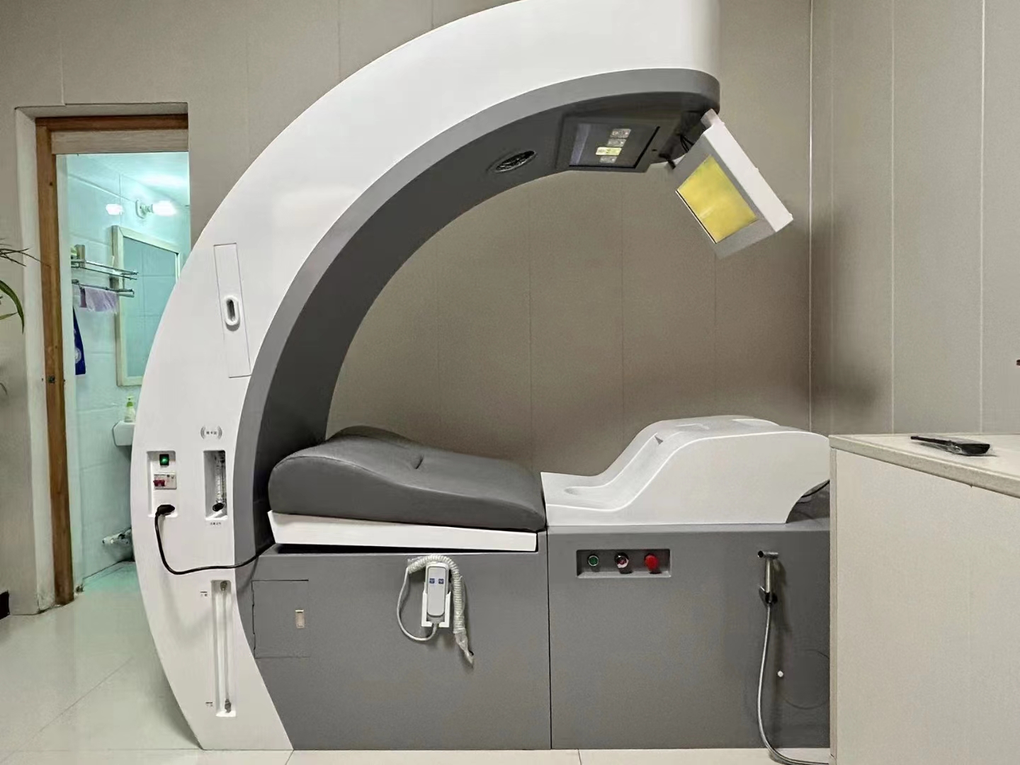 Moderne Colon Hydrotherapie Behandlungsraum mit medizinischem Gerät