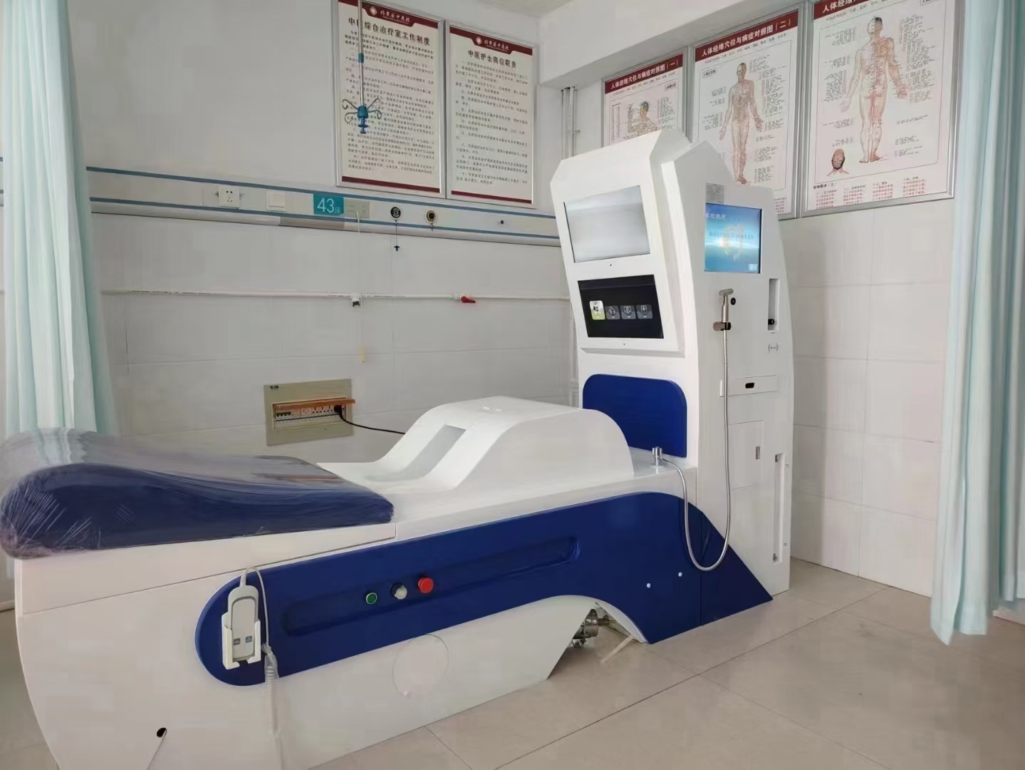 Moderne LIBBE Colon Hydrotherapy Machine in professioneller Wellness-Umgebung