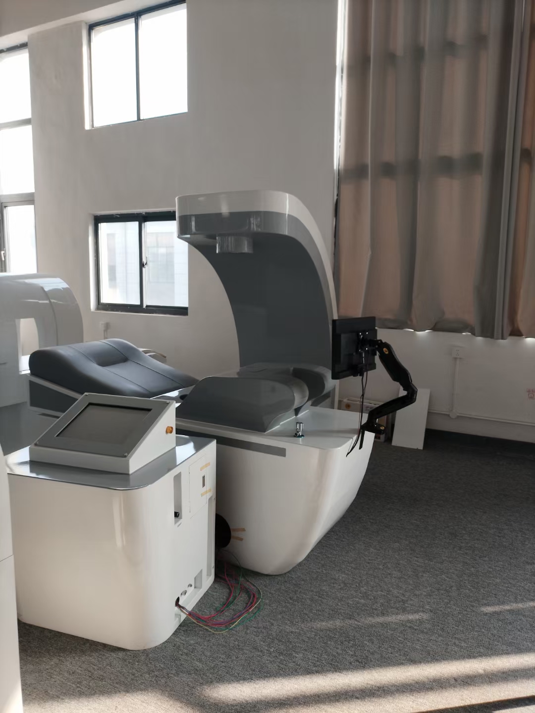 Modernes closed system colon hydrotherapy machine in einer deutschen Wellnessklinik