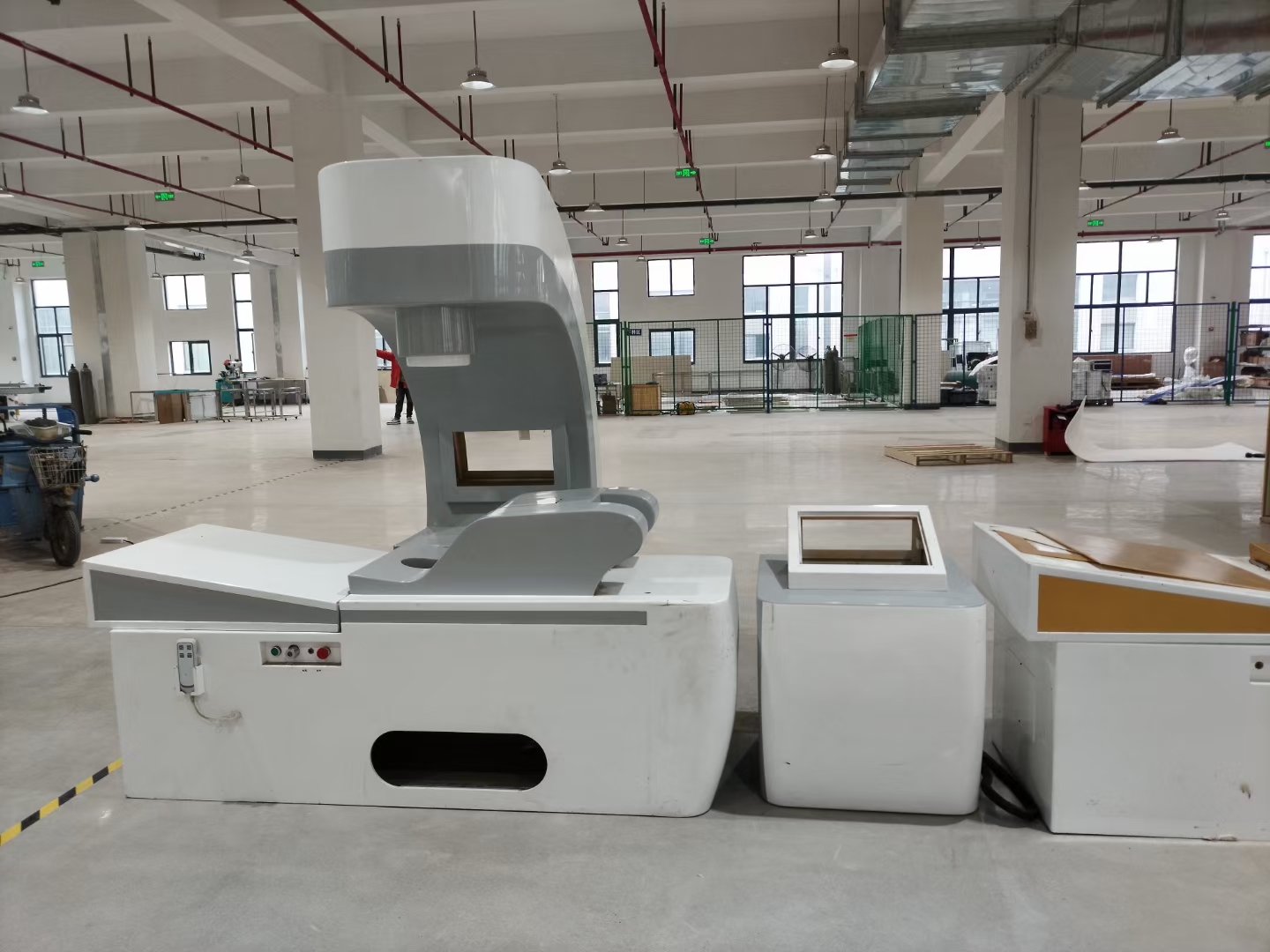 Moderne home colon hydrotherapy machine in professionellem Behandlungsraum