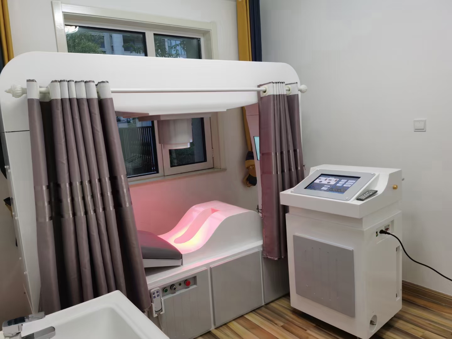 Moderne clinic colon hydrotherapy machine in deutscher Klinikumgebung mit Touchscreen-Bedienung
