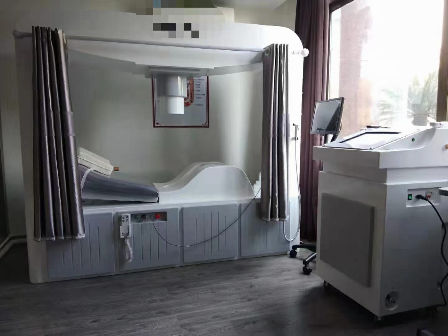 Luxuriöser SPA-Behandlungsraum mit Premium Colon-Hydrotherapie-Ausstattung