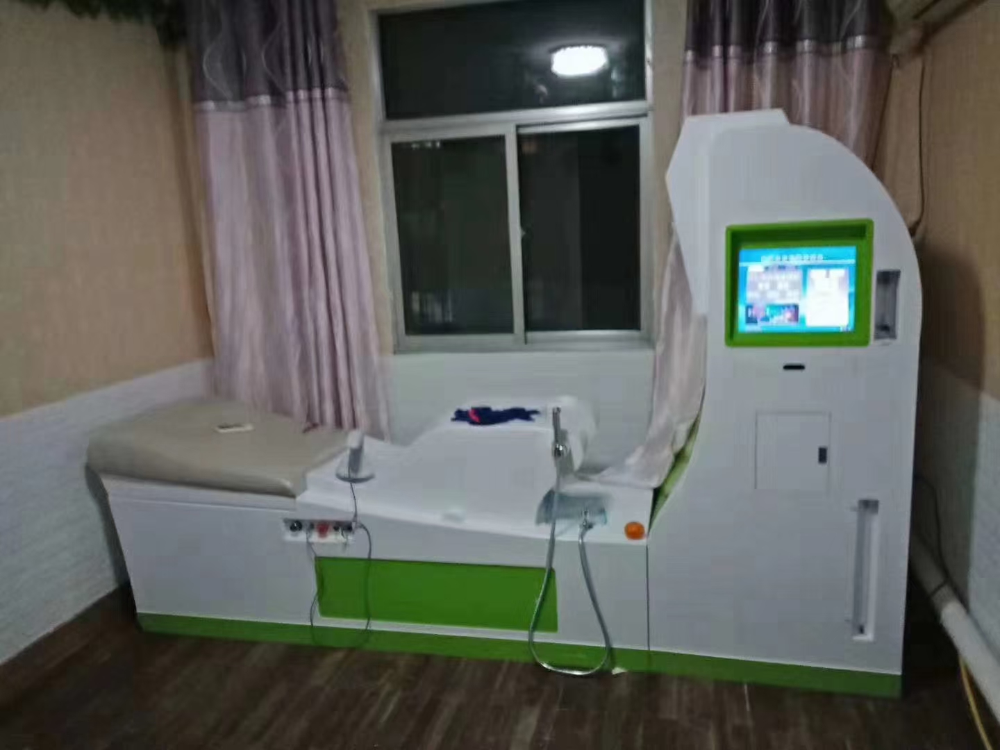 Modernes closed system colon hydrotherapy machine in einer deutschen Wellnessklinik
