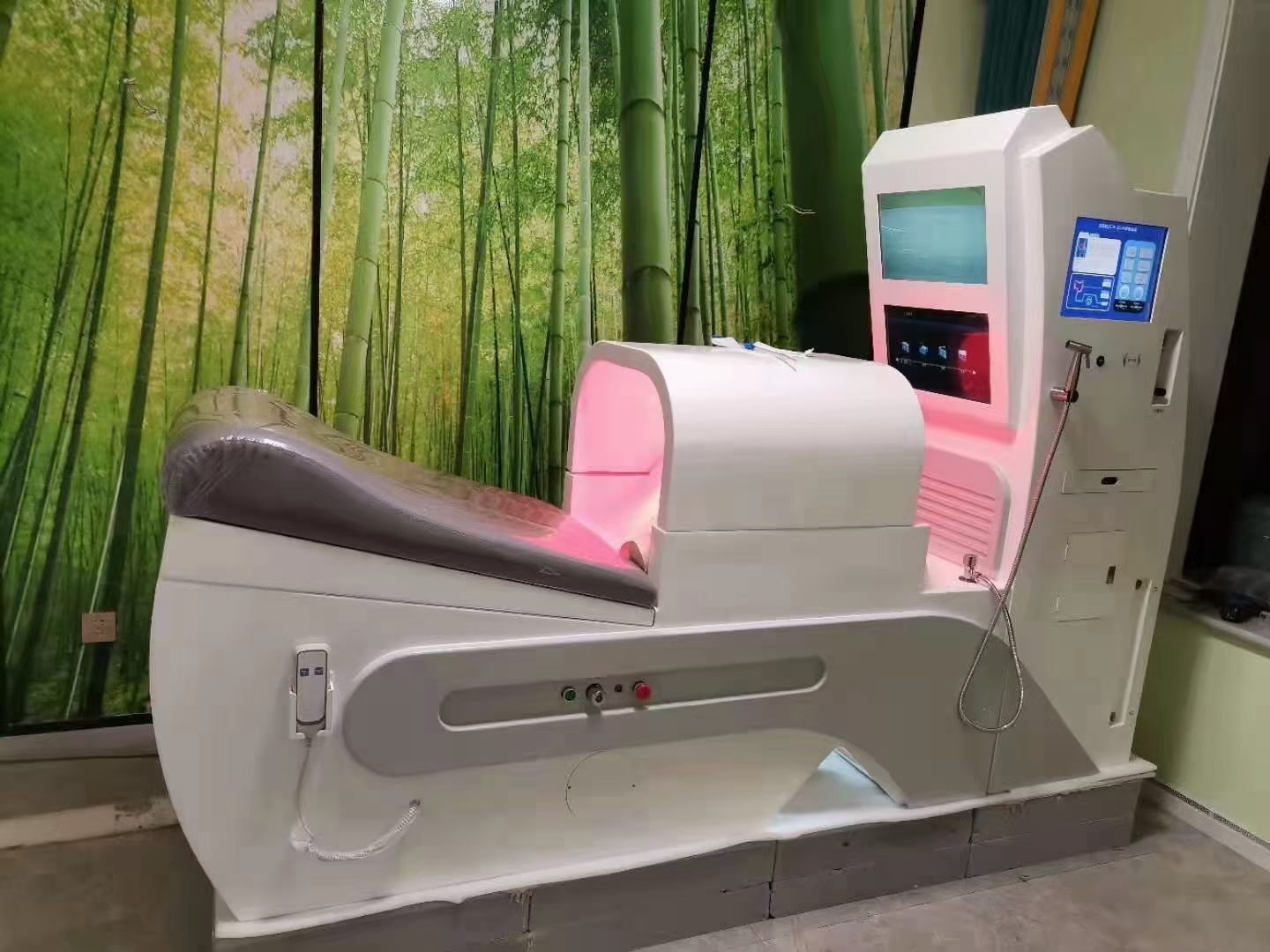 Moderne Hydrotherapie Behandlungsraum mit professioneller Ausstattung