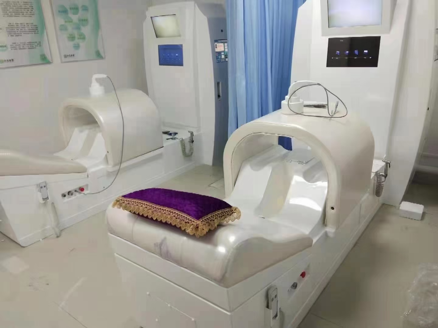 Dotolo Colon Hydrotherapy Machine in professioneller Klinikumgebung mit modernster Ausstattung