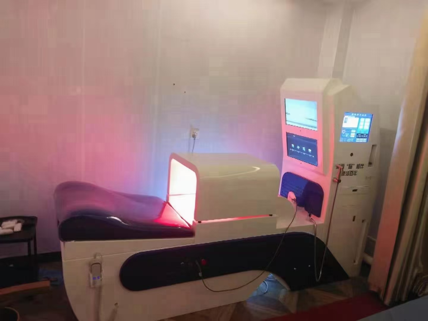 Moderne Colon Hydrotherapie Behandlung in professioneller Klinikumgebung