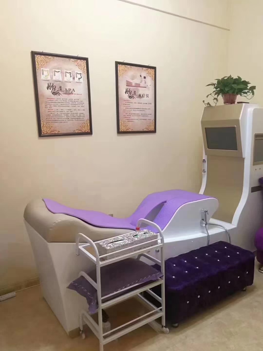 Modernes closed system colon hydrotherapy machine in einer deutschen Wellnessklinik