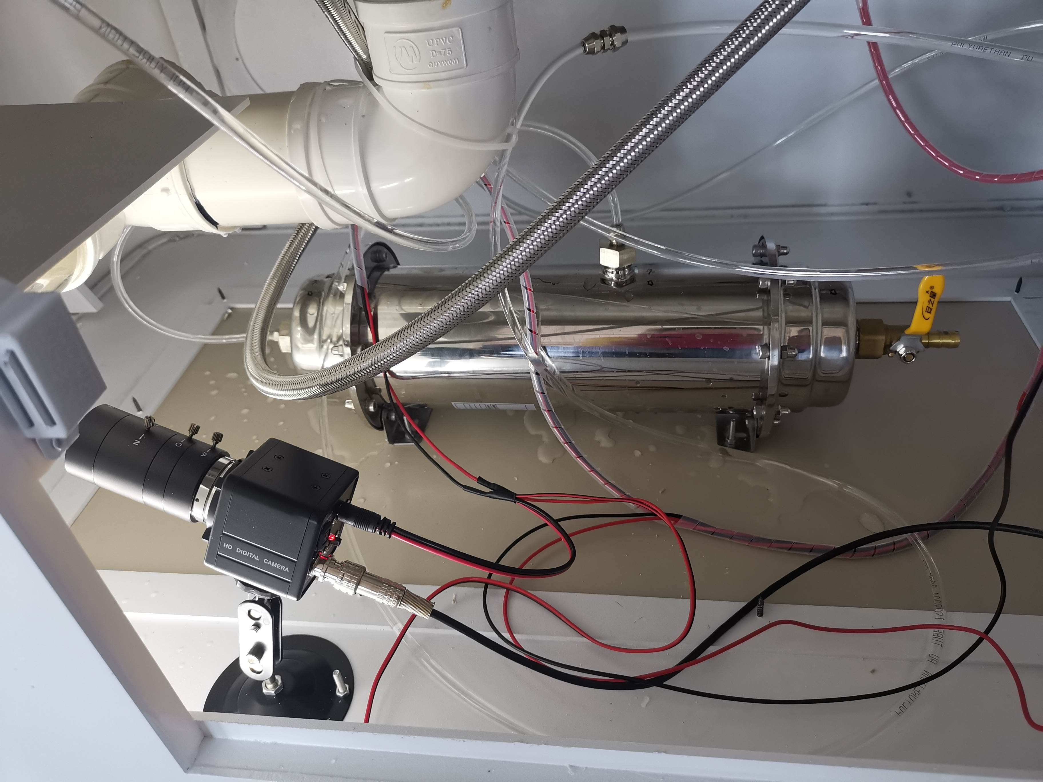 Water filtration system in colon hydrotherapy equipment