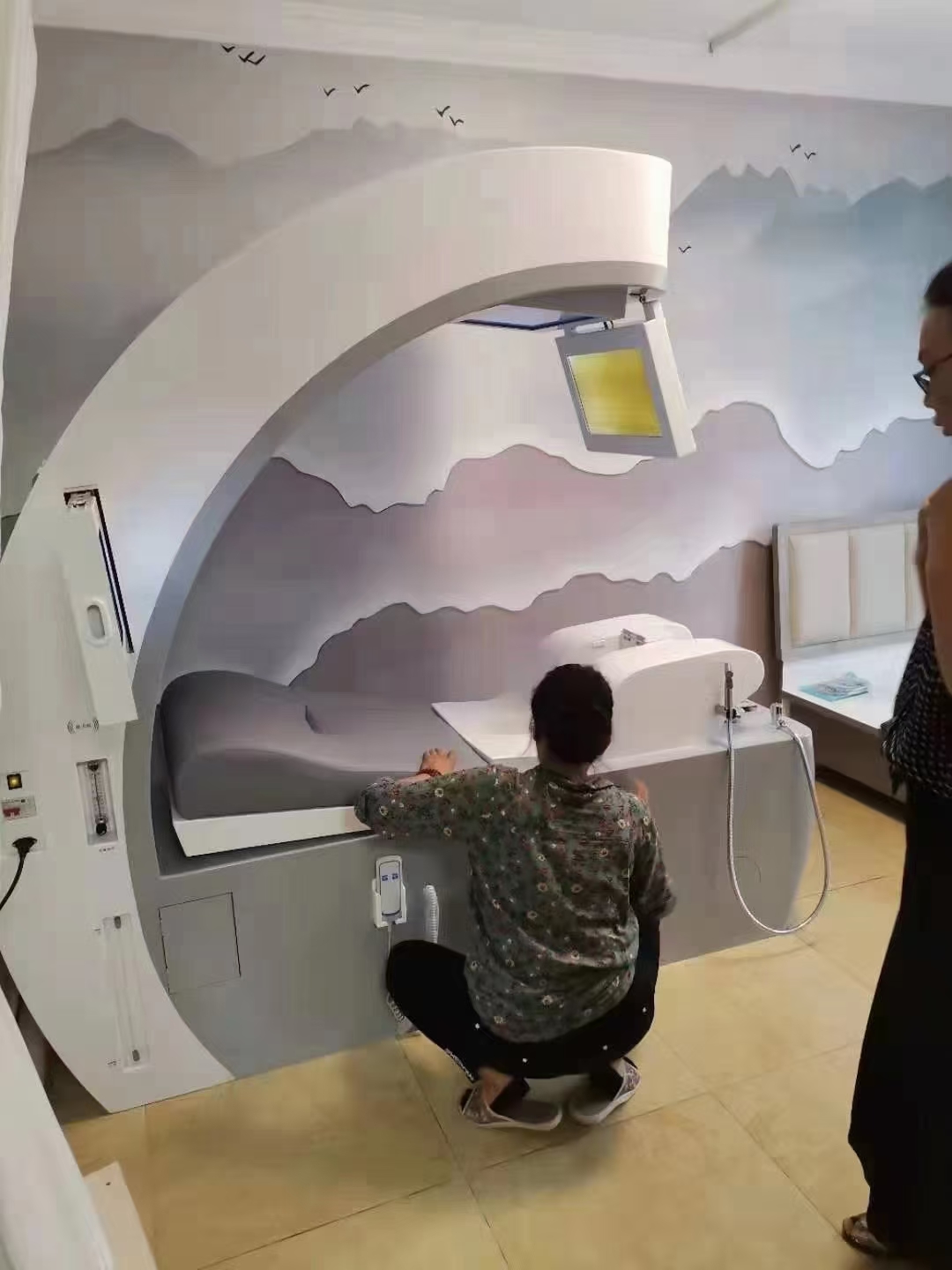 Techniker führt Wartung an MAIKONG Colon-Hydrotherapie-Gerät durch