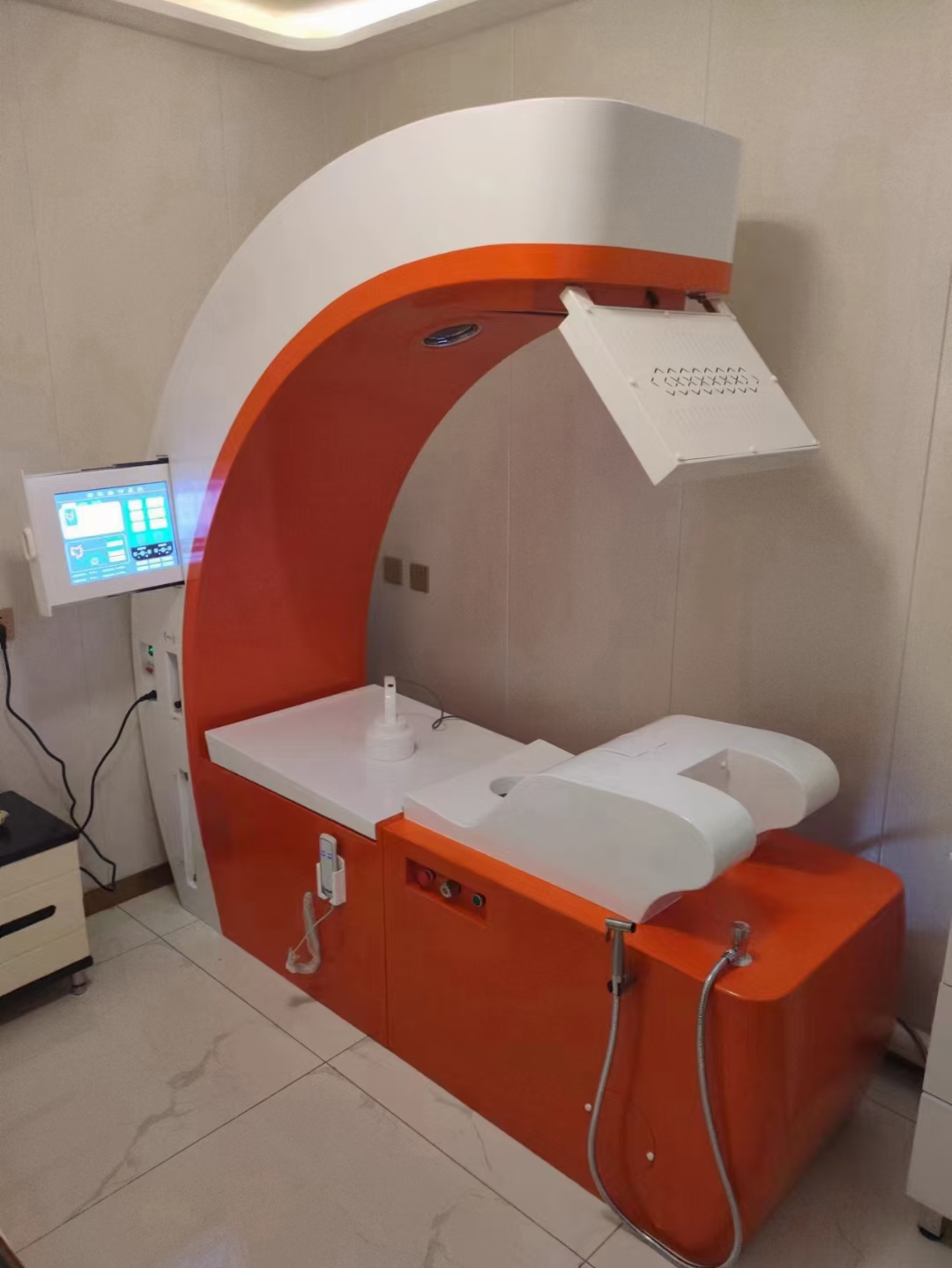 Behandlungsraum mit colon hydrotherapy machine im Einsatz